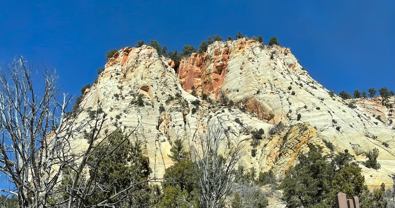Falaises et formations rocheuses vues sous un ciel clair.