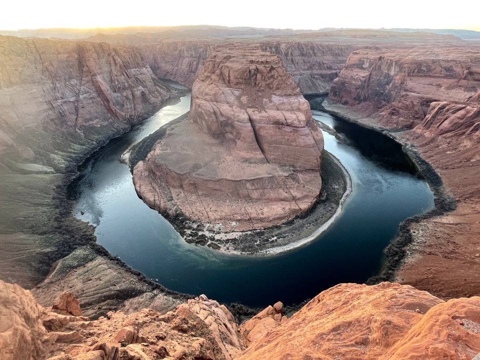 Vue de Horseshoe Bend d'une rivière qui serpente autour d'une formation rocheuse.