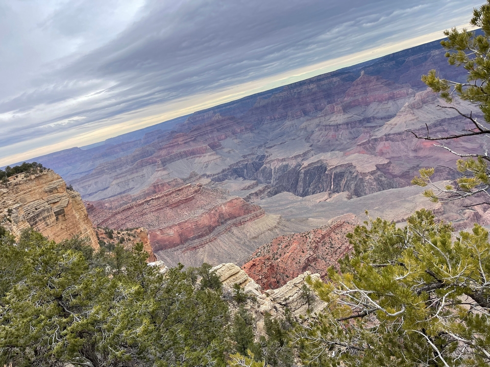 Vue immense du Grand Canyon avec des formations rocheuses stratifiées.