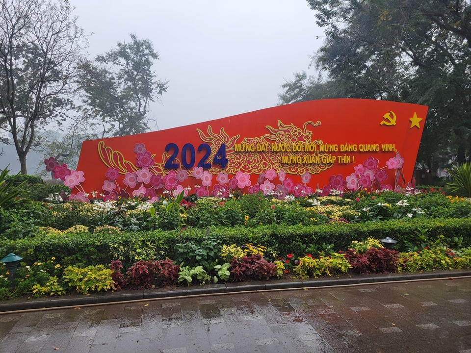 Configuration décorative extérieure avec des fleurs et de la signalétique.