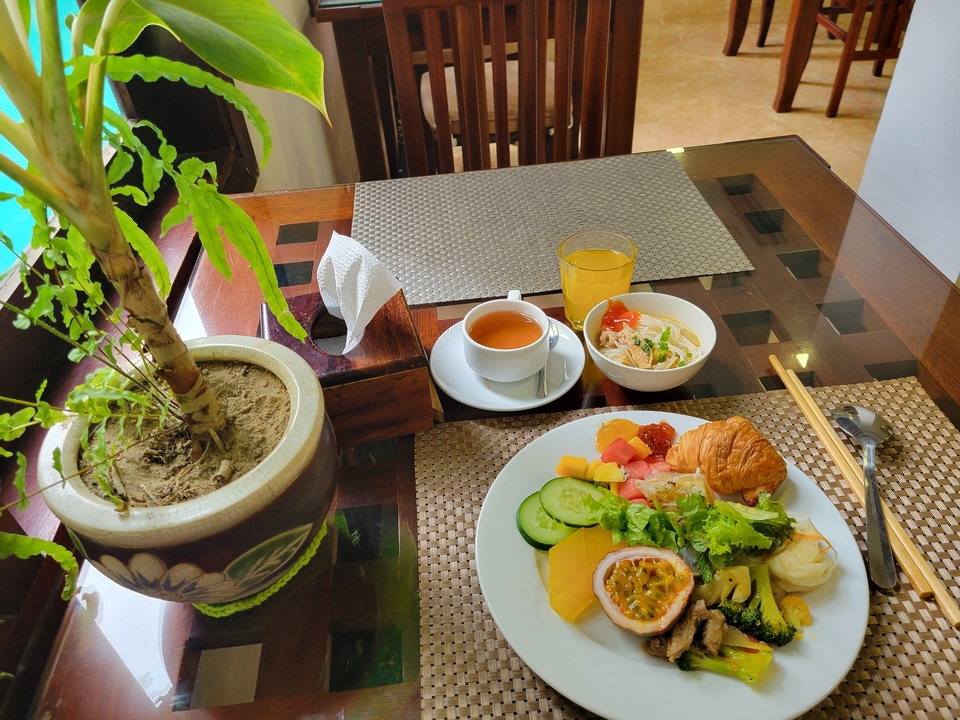 Petit-déjeuner buffet avec une variété de mets.