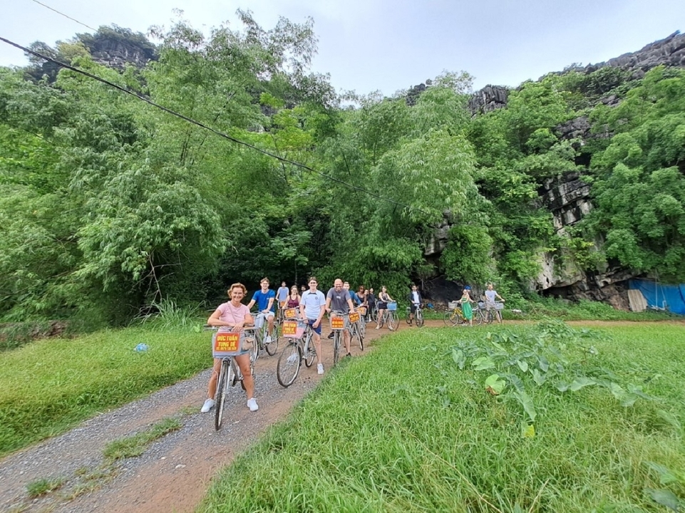 Cyclistes arrêtés sur un sentier dans une verdure luxuriante.