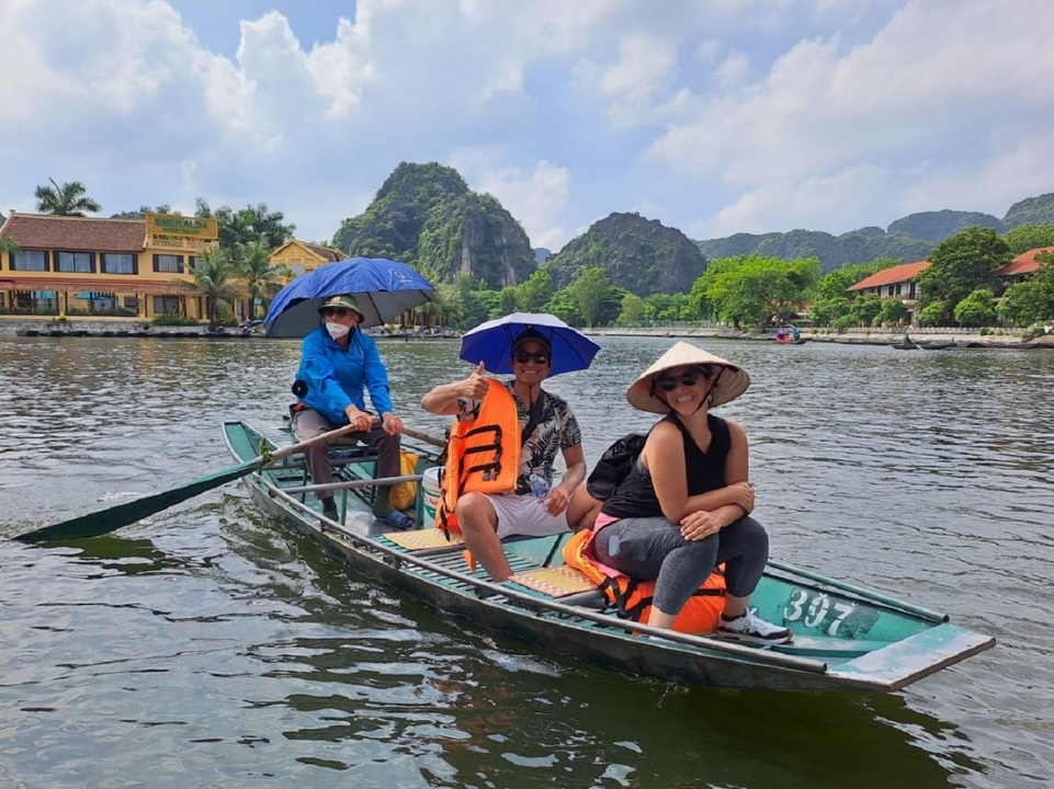Groupe profitant d'une promenade en bateau dans un cadre pittoresque.