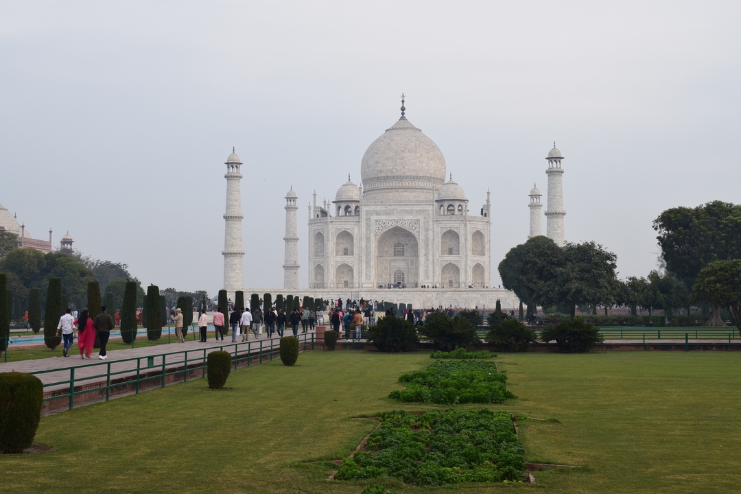 Le Taj Mahal à Agra avec un groupe de personnes marchant au premier plan.