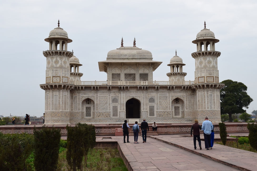 La Tombe d'I'timād-ud-Daulah avec des visiteurs devant.