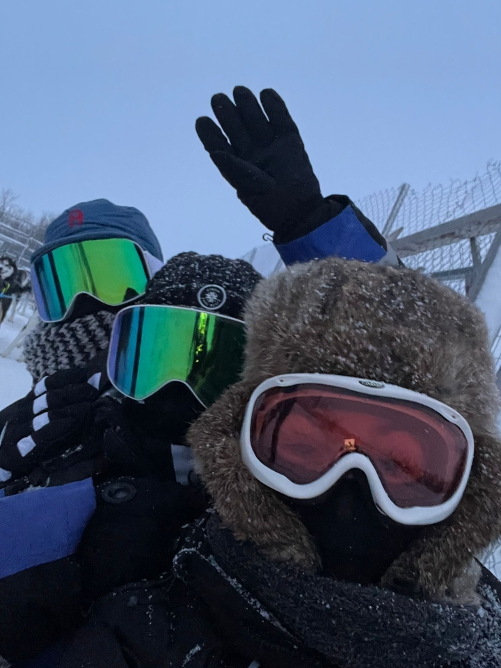Un groupe de personnes en équipement de neige.