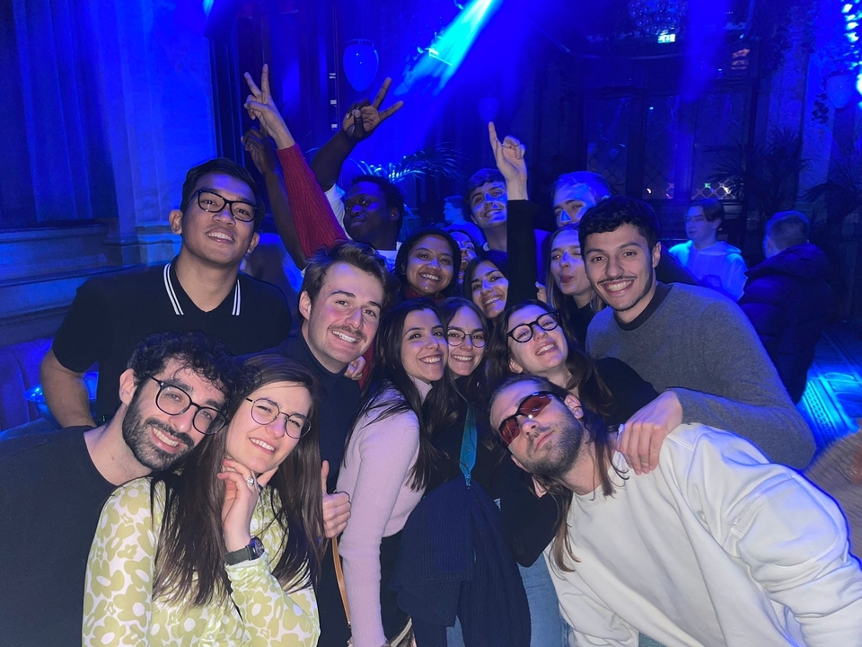 Des gens qui profitent d'une soirée à l'intérieur d'un bâtiment.