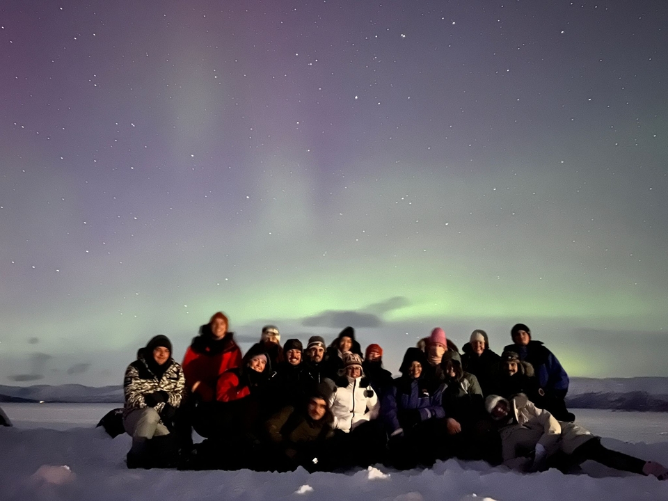 Un groupe sous les aurores boréales.