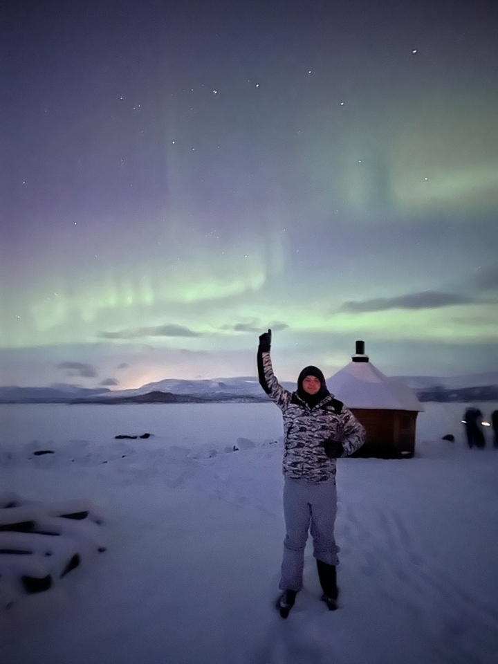 Une personne qui pointe vers l'aurore.