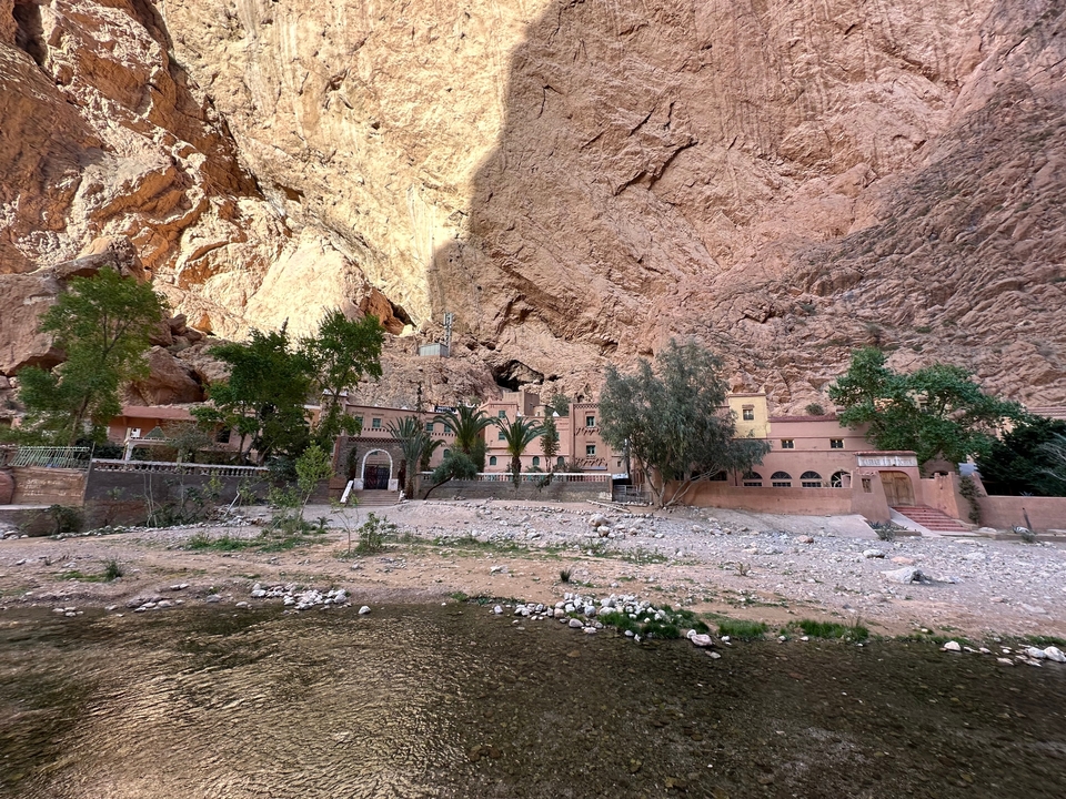 Architecture traditionnelle construite dans une falaise rocheuse.