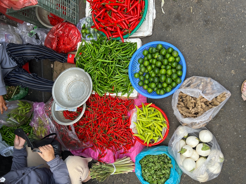 Marchés avec des paniers de légumes colorés et d'épices.