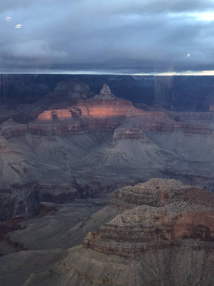 Vaste paysage de canyon avec diverses formations rocheuses.