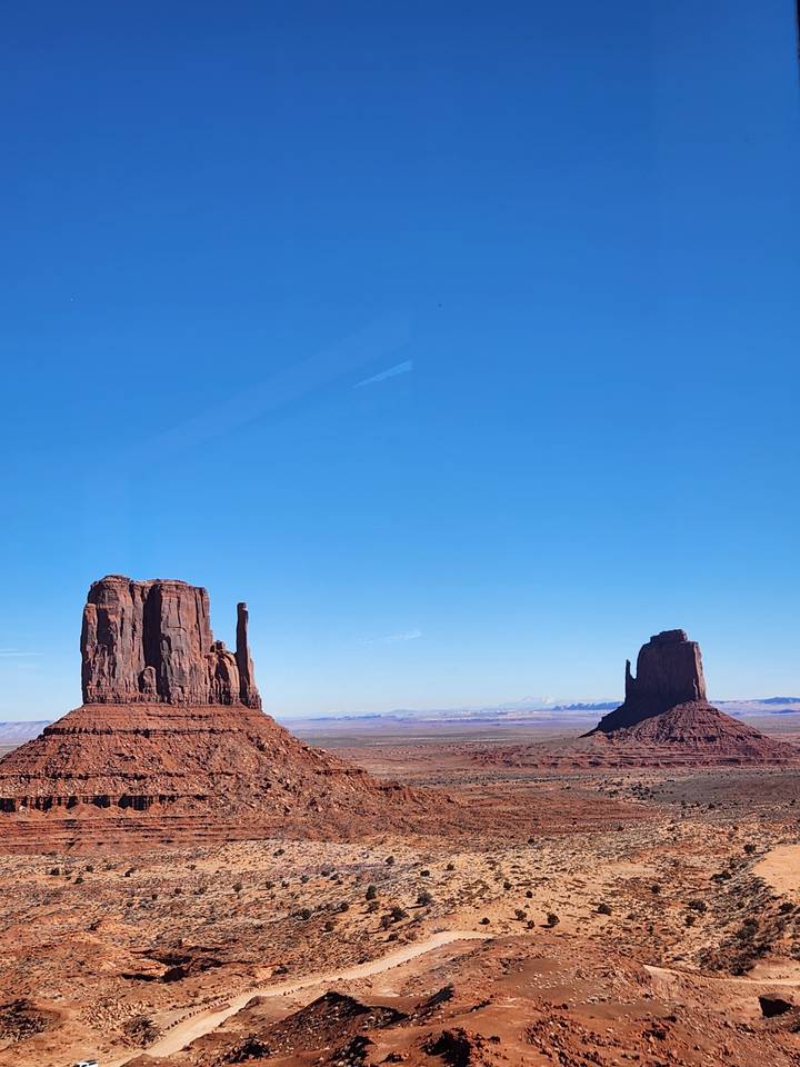 Paysage désertique aride avec de grandes formations rocheuses.