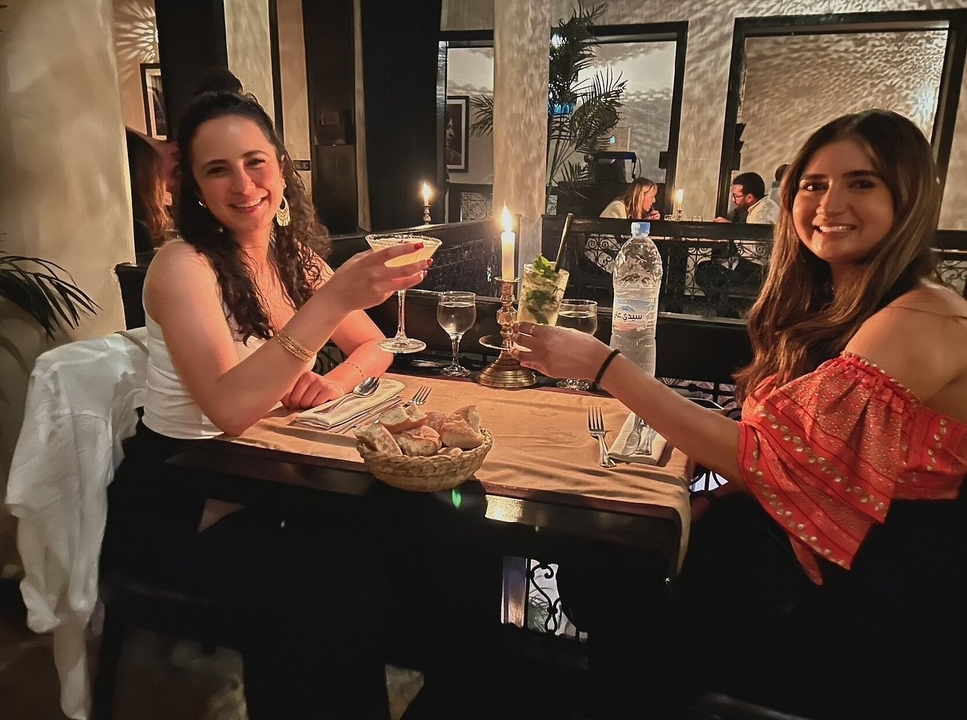 Des femmes savourant des boissons aux chandelles dans un restaurant.