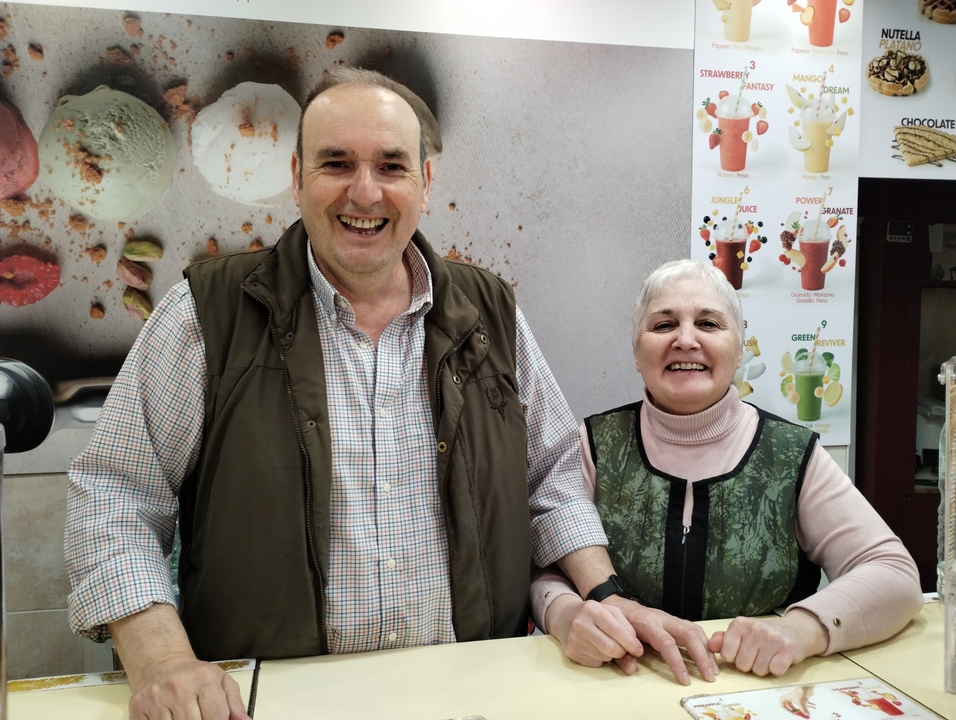 Couple souriant à l'intérieur d'un magasin ou marché.
