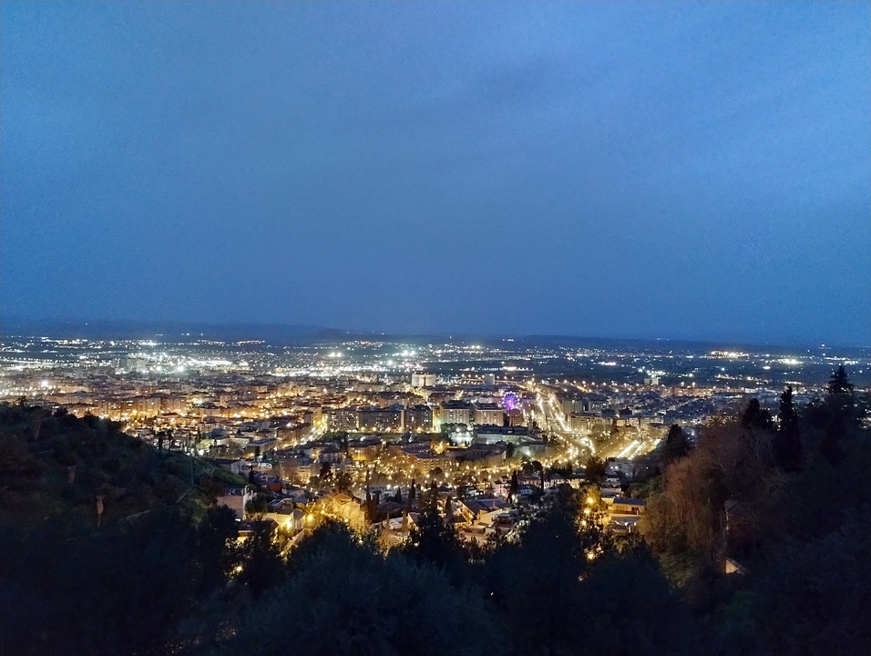 Vue panoramique d'une ville la nuit.
