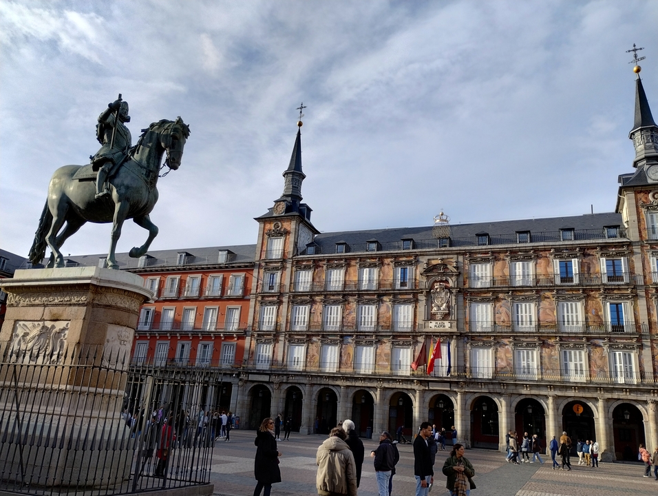 Place avec des bâtiments historiques et une statue de cheval.