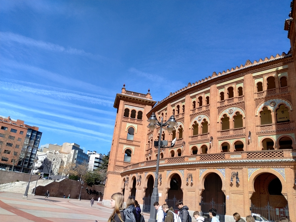 Arènes en briques rouges avec des détails architecturaux complexes.