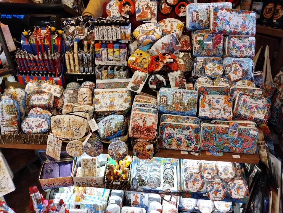 Produits artisanaux colorés et souvenirs exposés dans une boutique.