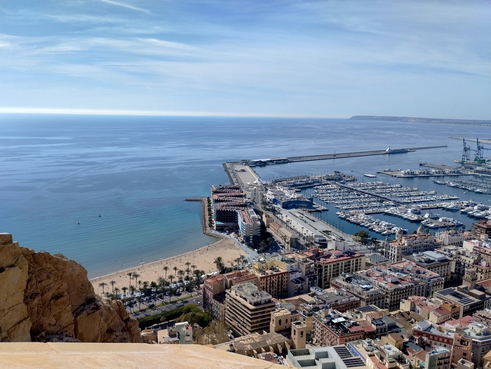 Vue aérienne d'un port de plaisance et d'un littoral avec des plages.