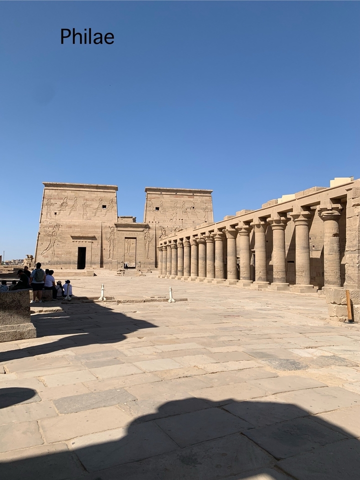 Ruines de temple égyptien antique avec colonnes et gravures hiéroglyphiques.