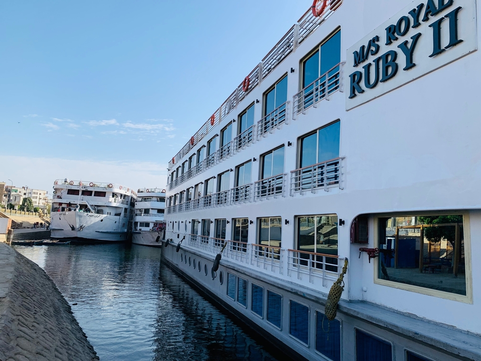 Des navires de croisière amarrés le long d'une rivière.