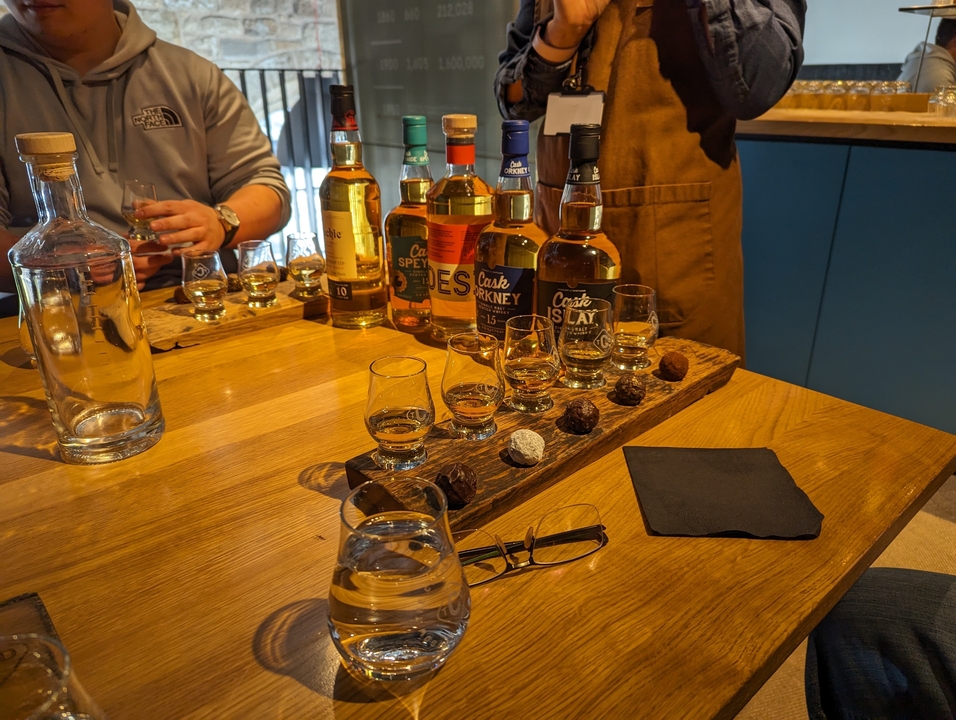Profiter d'une expérience de dégustation avec diverses bouteilles et verres exposés.