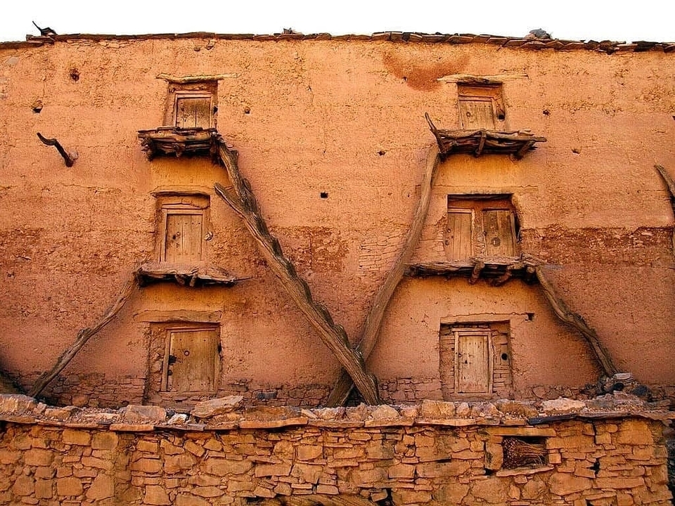 Anciennes structures en adobe avec poutres de soutien en bois.