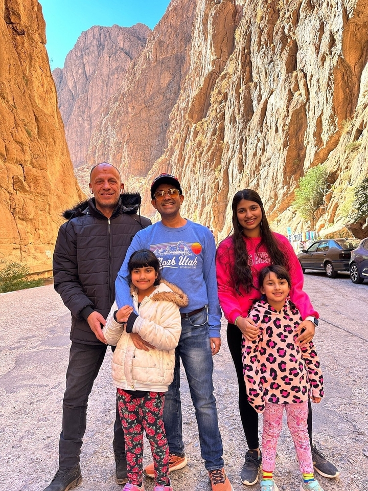 Famille qui pose dans une gorge pittoresque.