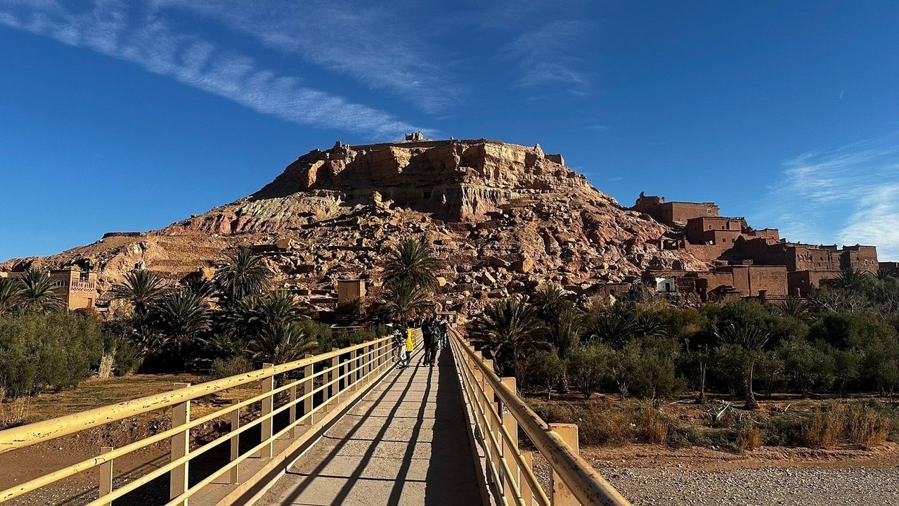Aït Benhaddou avec un pont qui y mène.