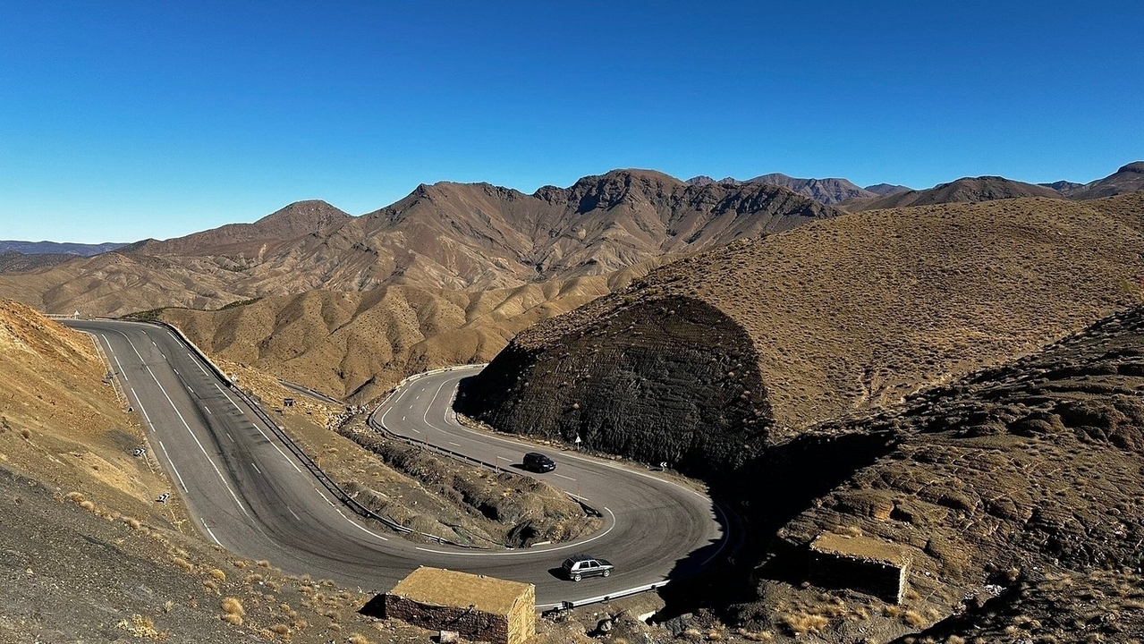 Vue panoramique de routes sinueuses dans un paysage montagneux.