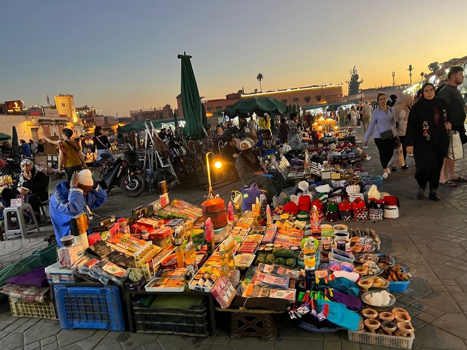 Marché de nuit animé avec des gens et des étals.