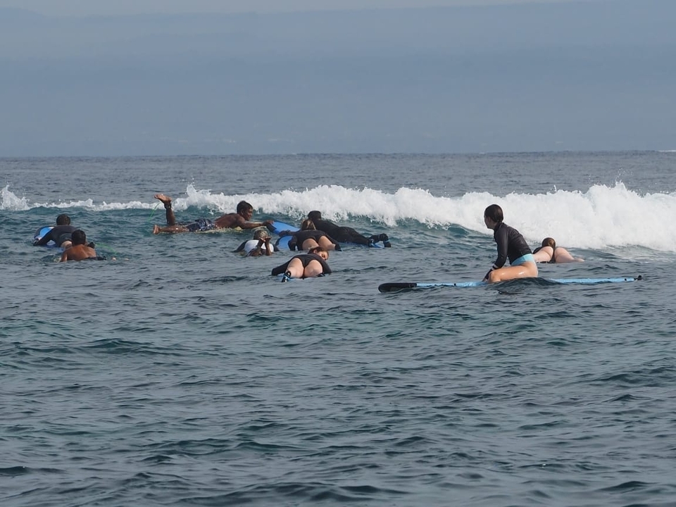 Surfeurs qui pagaient sur l'océan