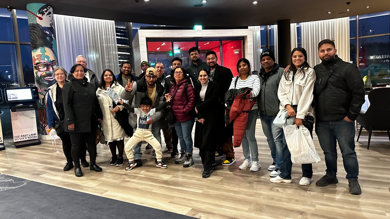 Groupe de personnes posant à l'intérieur.