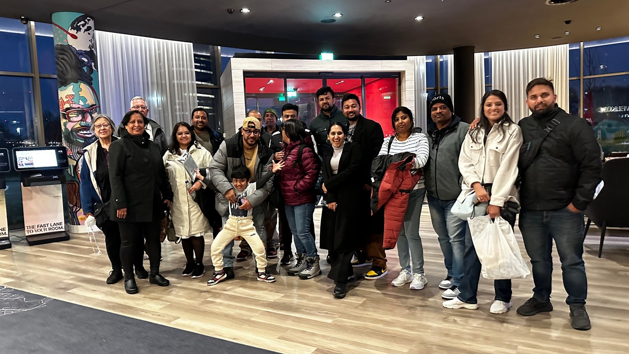 Groupe de personnes posant à l'intérieur.