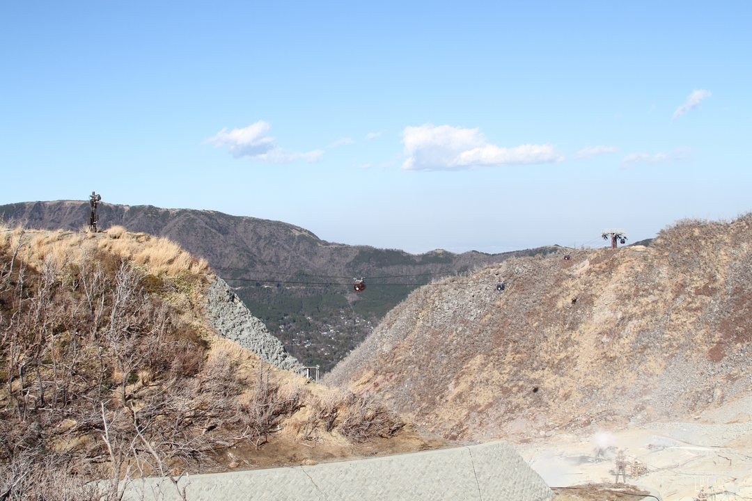 Vue panoramique de montagnes escarpées et de vallées.