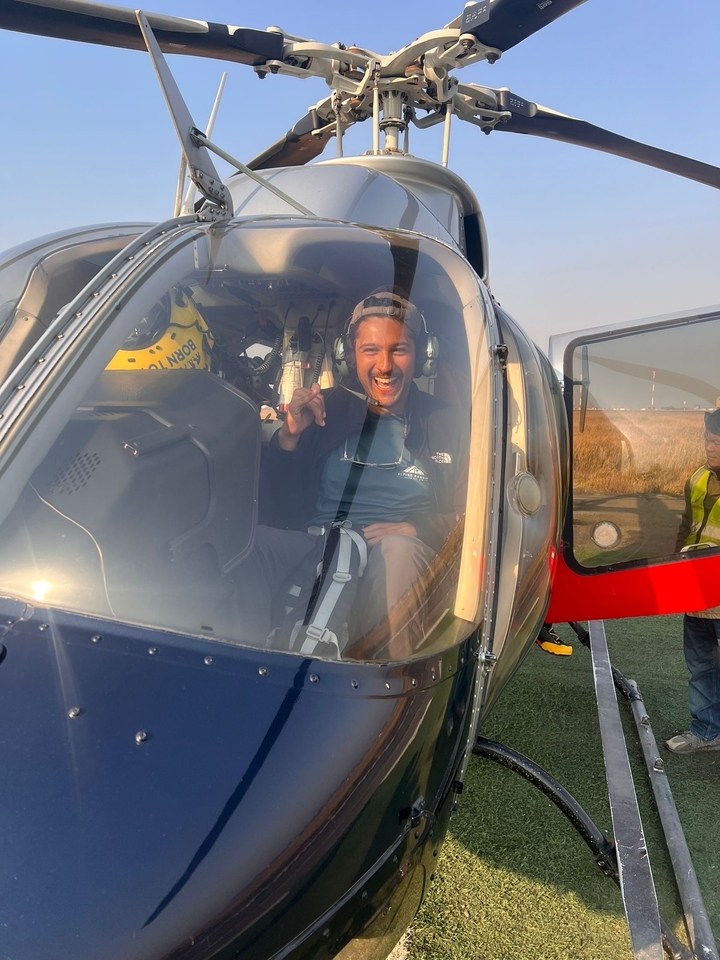 Personne à l'intérieur d'un hélicoptère qui sourit