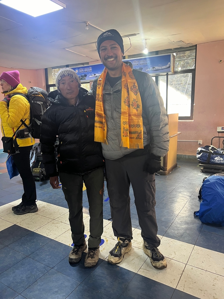 Deux personnes portant des vêtements d'extérieur à l'intérieur