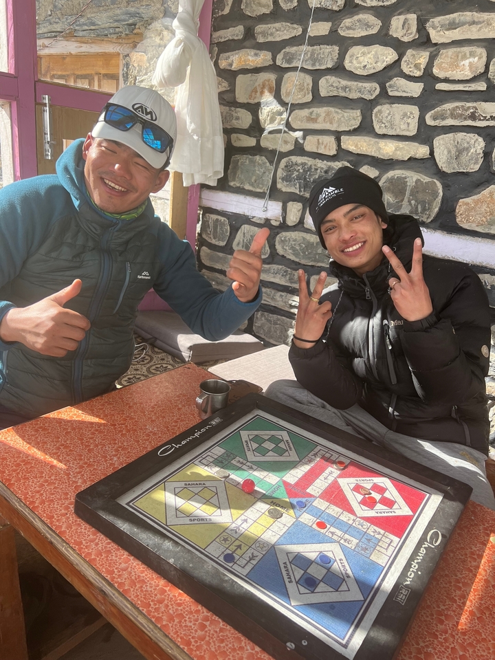 Deux personnes jouant à un jeu de société à l'intérieur