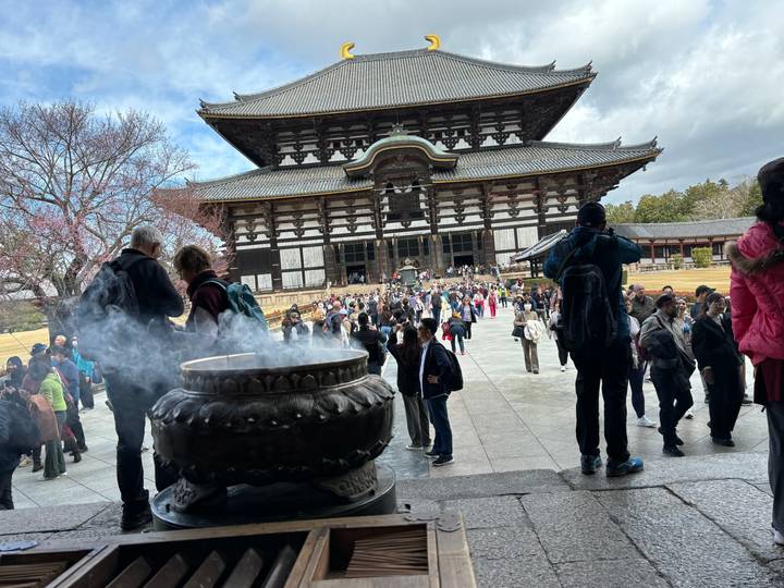 Zone bondée avec un grand temple historique.