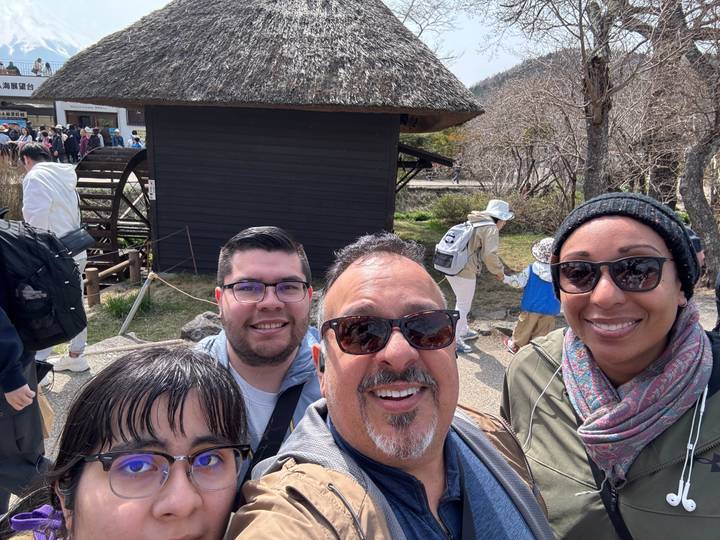 Selfie de groupe avec des personnes souriantes dans un cadre de parc.