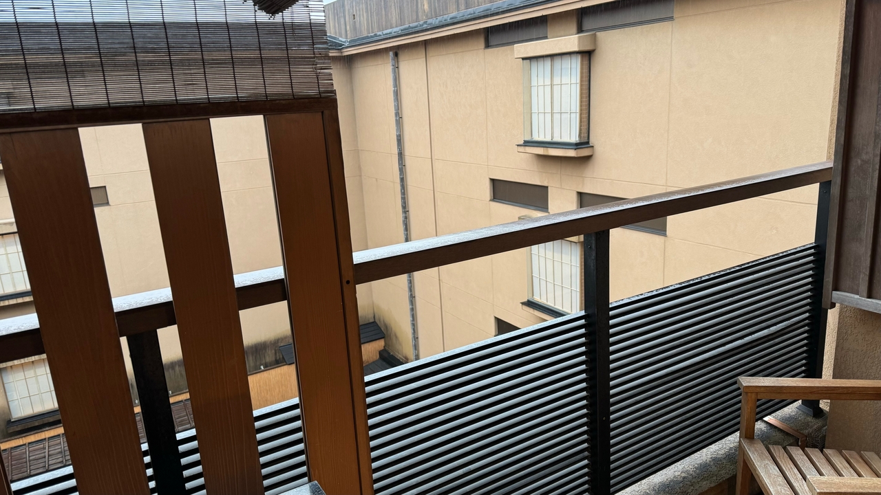 Vue sur un bâtiment depuis un balcon.