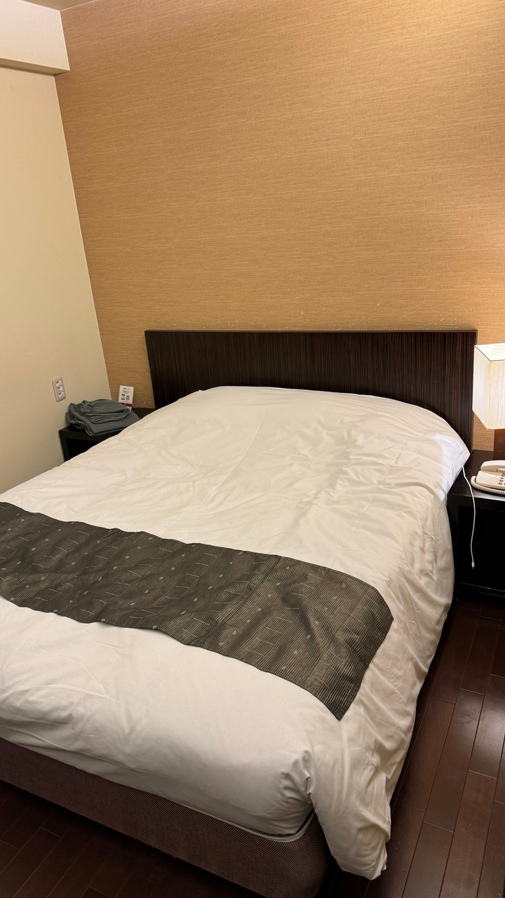 Gros plan d'un lit d'hôtel fait.