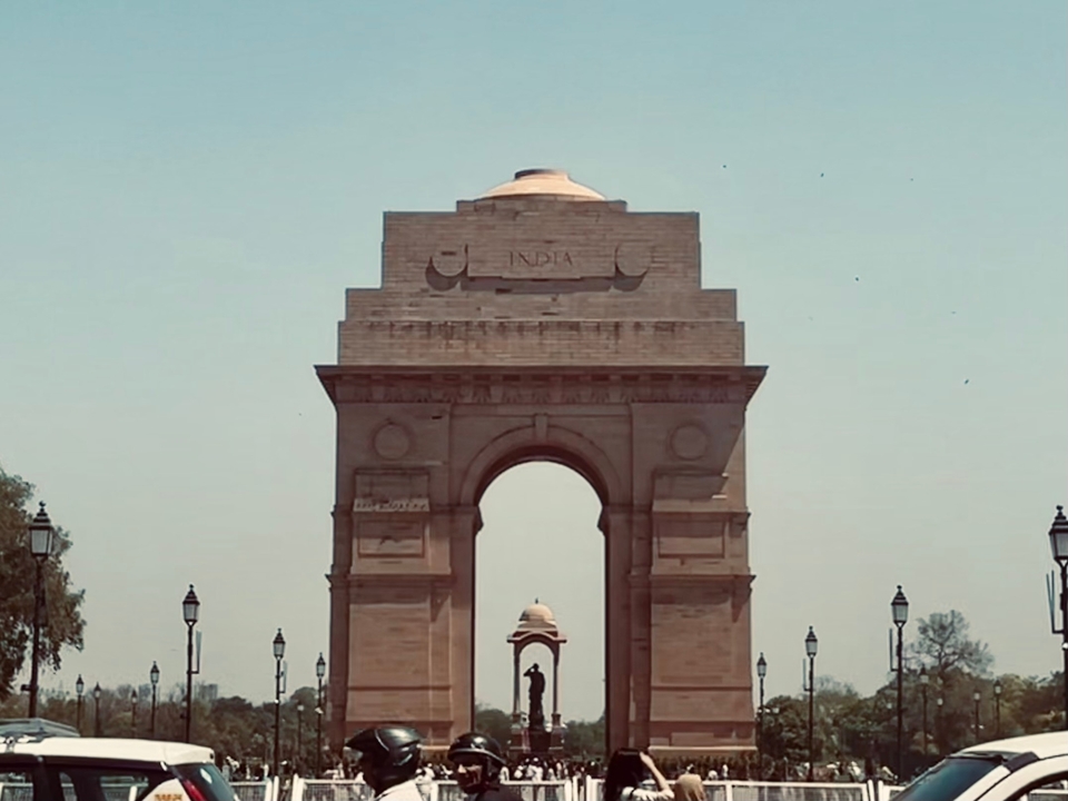 Porte de l'Inde avec un ciel dégagé en arrière-plan.