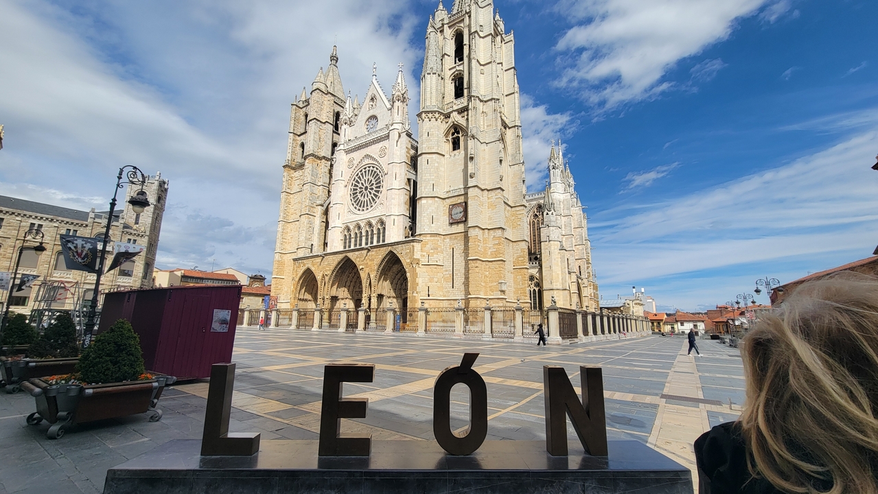 Vue détaillée d'une cathédrale avec un panneau « León » devant.