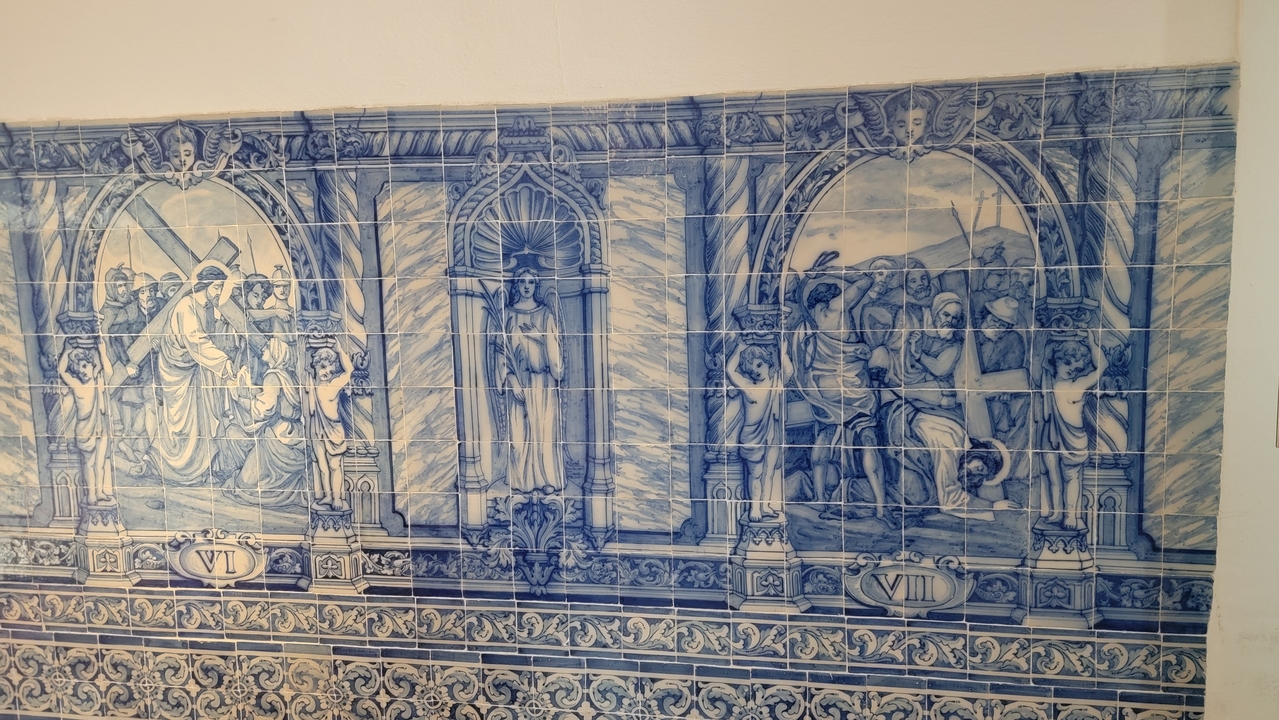 Carreaux de céramique bleus détaillés représentant des scènes historiques.