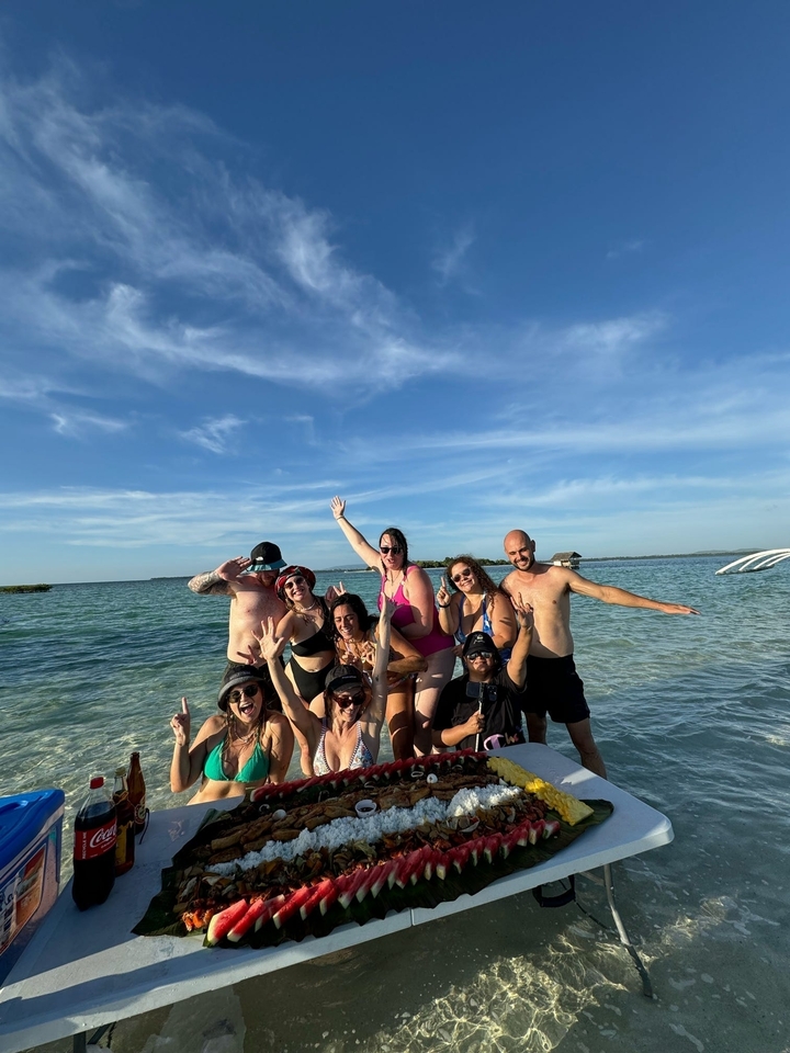 Groupe d'amis s'amusant à la plage.