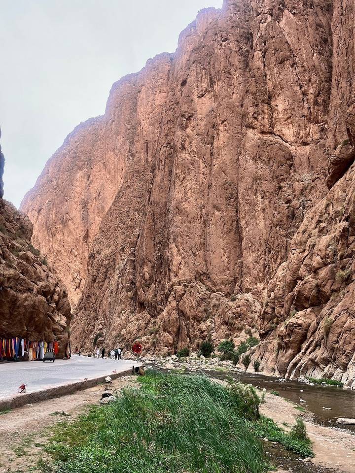 "Haute falaise rocheuse ressemblant à un canyon ou une gorge."