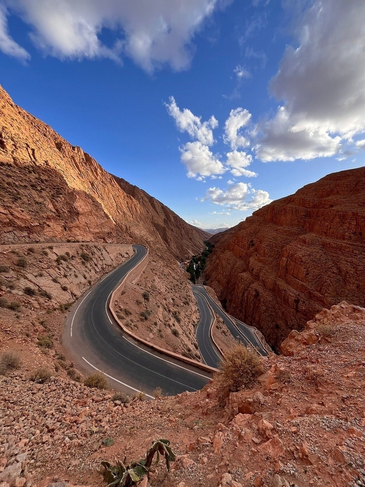 Route sinueuse à travers une région montagneuse rocheuse.