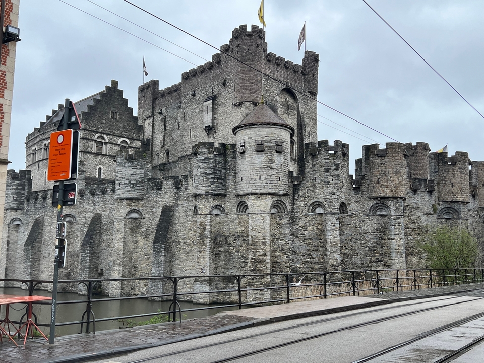 Un château de pierre médiéval au bord d'un canal.